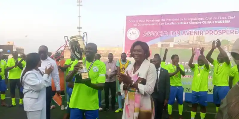 La Première Dame honore les pères à l'occasion d'un tournoi de football