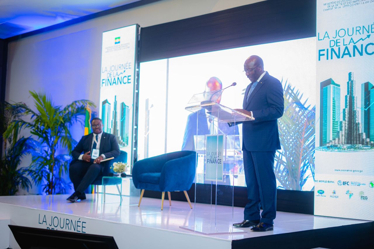 Développement: Henri-Claude Oyima présente les 7 priorités nationales