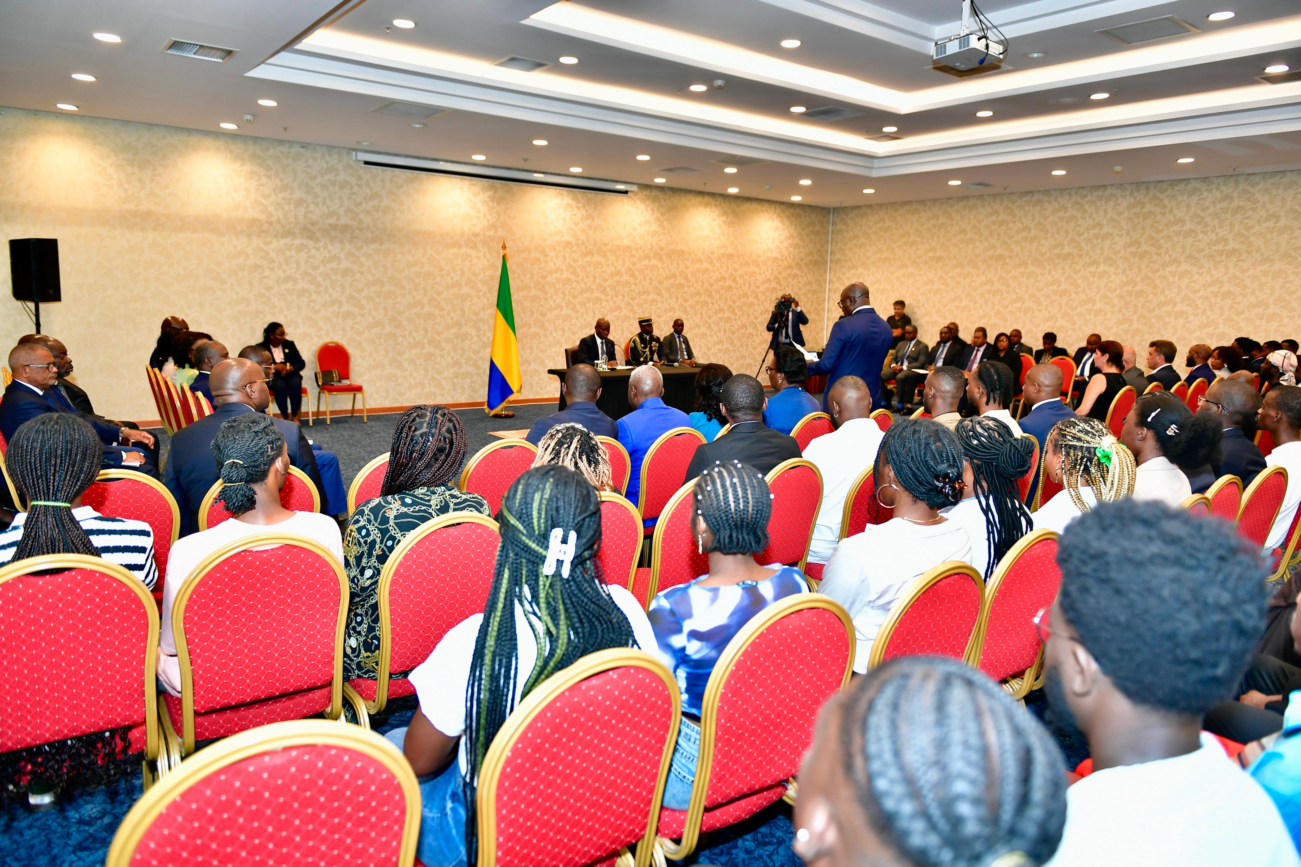 Le Président OLIGUI NGUEMA rencontre la communauté gabonaise vivant sur le territoire turc
