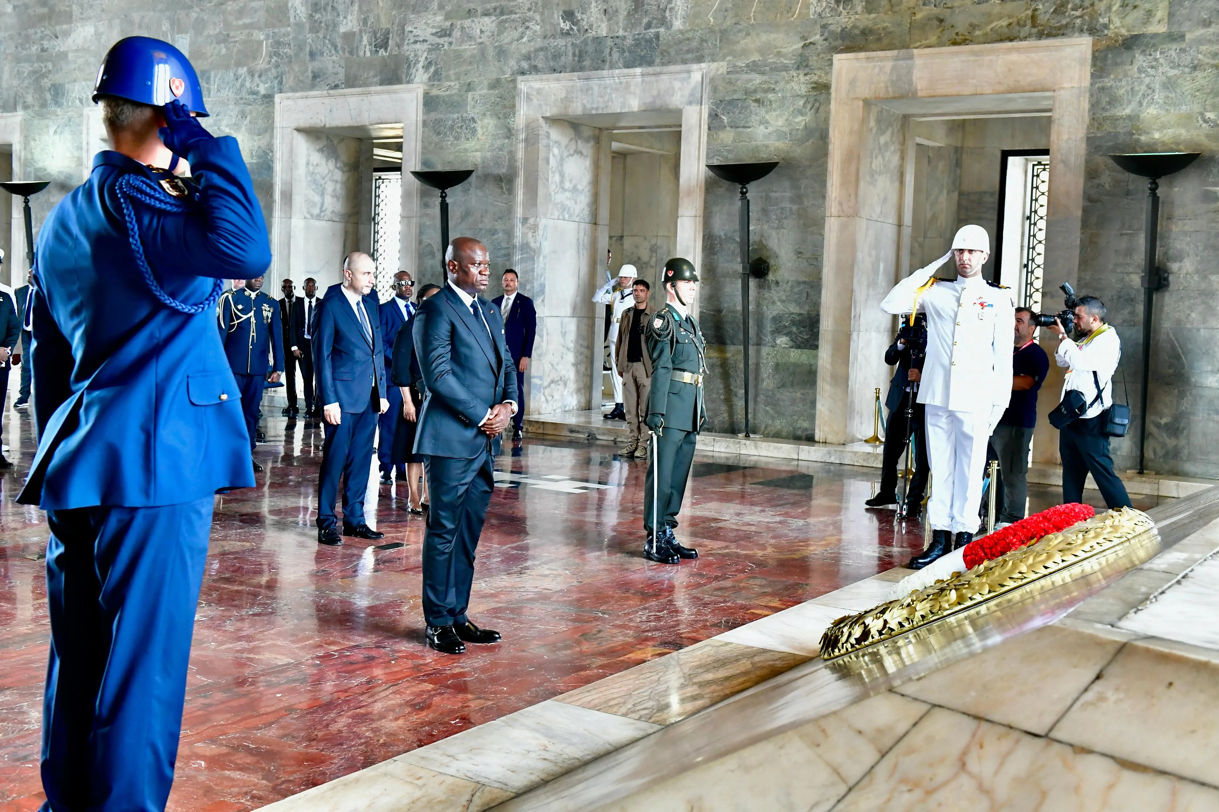 Le Président Brice Clotaire OLIGUI NGUEMA se recueille au Mausolée d’Atatürk