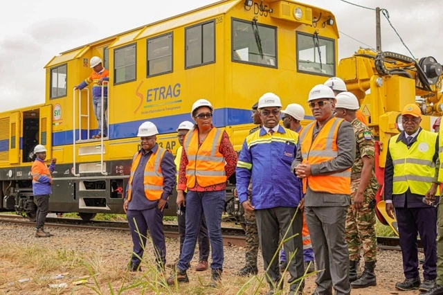 Le ministre Ulrich Manfoumbi Manfoumbi en immersion à la Setrag et à l’Oprag
