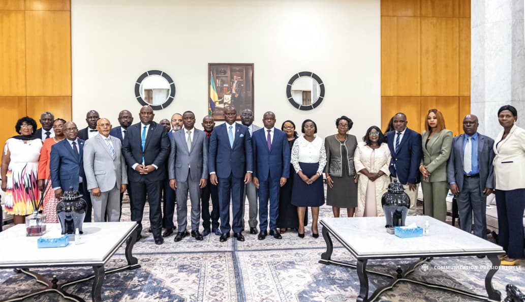 Le Chef de l'État reçoit les Maires des communes de Libreville, Akanda, Owendo, Ntoum et leurs adjoints.