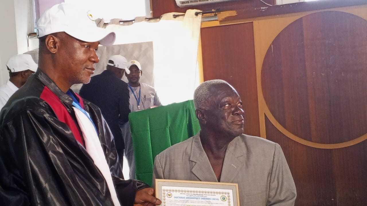 Jean Boniface Assele et d'autres élevés au grade de Docteurs Honoris Causa